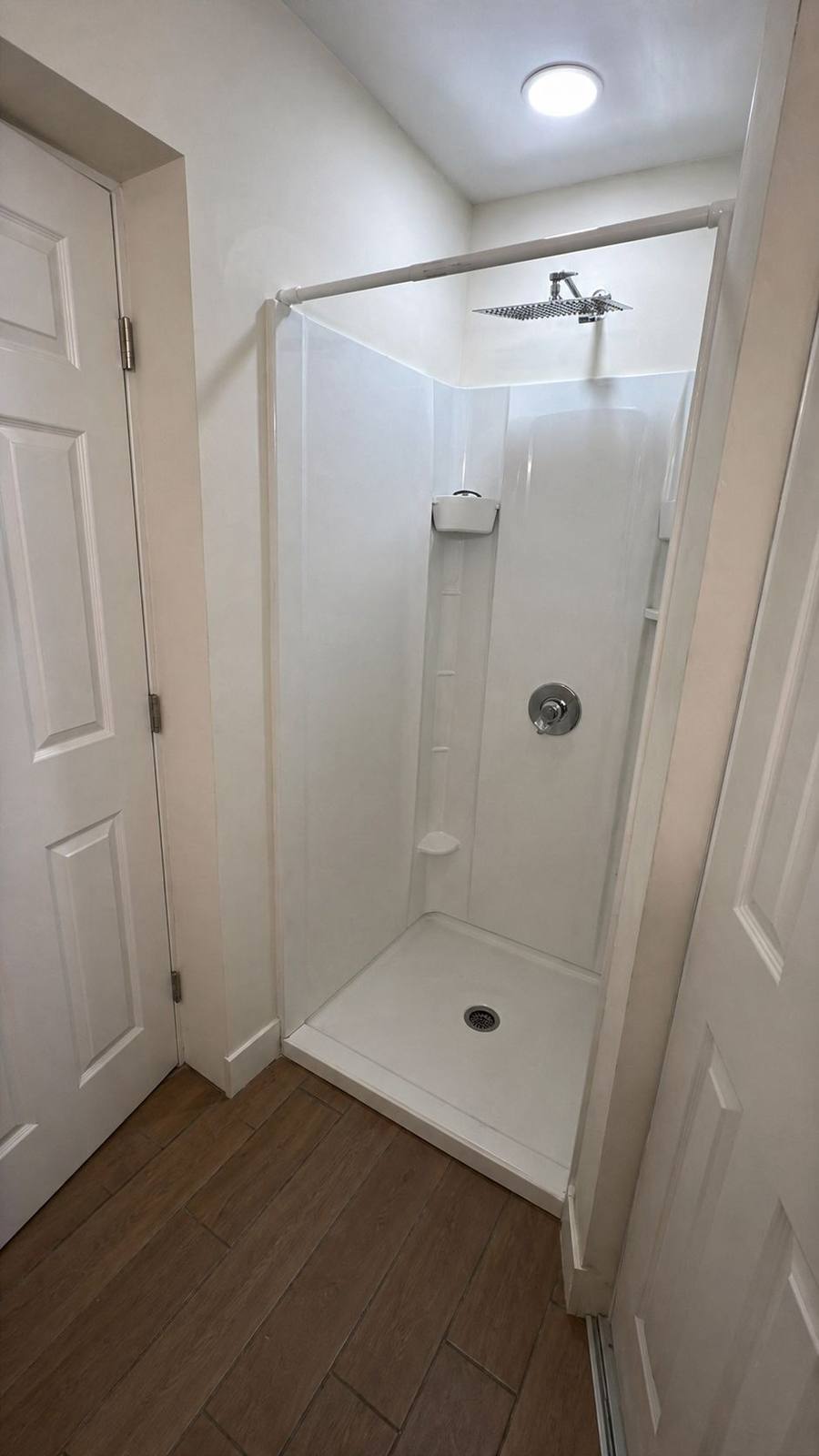 Casita Nova 350 — Tiled walk-in shower